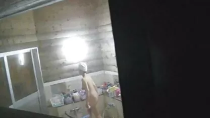 Grote sappig gebotst in de badkamer. gratis xxx porno films