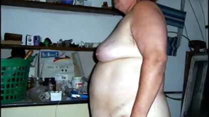 Meisjes hebben plezier met elkaar en zijn zich extreme pornofilm bewust van alle verborgen fantasieën van hen.