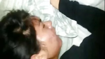 Brunette die vreemdgaat met haar man met twee gratis porno online kijken mannen.