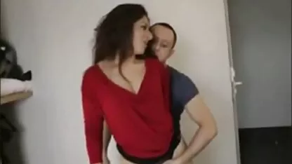 Het mooie meisje kon het geld hardcore pornofilms niet weerstaan.