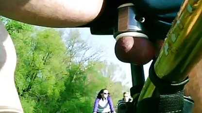 De man heeft het echt gratis porno meisje dat hij zwoer, geneukt met het gangbang examen.