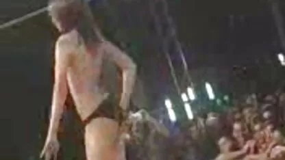 Een bruinharige met tattoo die op het veld opgeeft aan een militaire Boer lange sexfilms