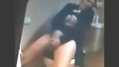 Leergierig meisje pornofilmskijken zuigen door een vriend