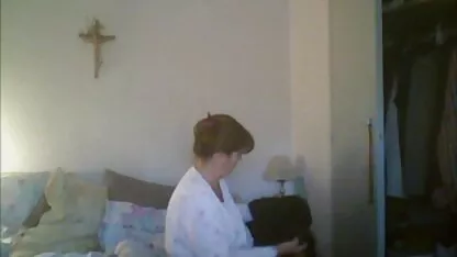 Brunette slet die zichzelf neukt in alle gaten hollandse porno tube met nieuwe dildo