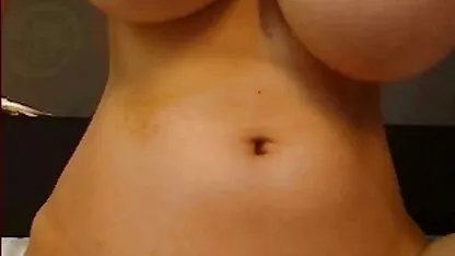 Masseur neukt amateur pornofilms brunette na de douche.
