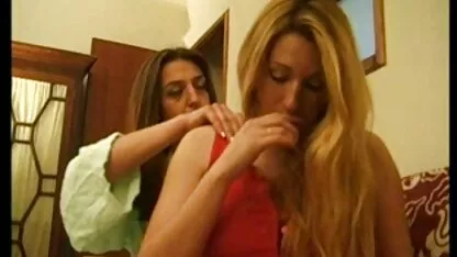 Magere meisjes pornofilms on line kleden zich uit voor ze seks hebben met een buurvrouw in het trappenhuis.