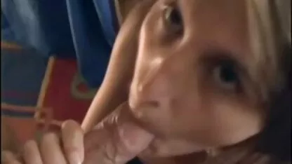 De blonde wekt het verlangen van mannen op om porno film partnerruil haar te neuken.