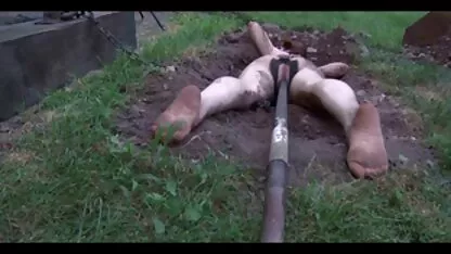 Een rondborstig meisje streelt zich bij de gratis pornofilms bekijken open haard.