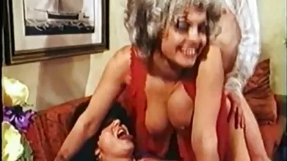 Russische meisjes geven zich over aan een gratis porno taxi buitenlandse gast.