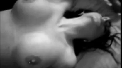 Blonde Grote tieten lange sexfilms vingers een kleine