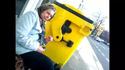 Een student die een seksspeeltje koopt om zijn hollandse pornofilms vriend te ontmoeten.