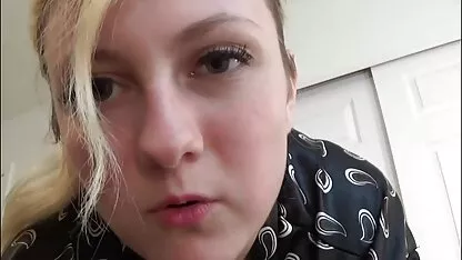 Kuikens worden geabsorbeerd door passie om pornofilmskijken de geslachtsorganen van mannen aan te vallen.