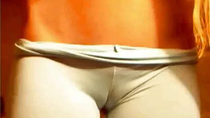 Drie vrienden pornofilm kijken gratis in zwart leer gehecht aan een vrouwenvrij seksprobleem