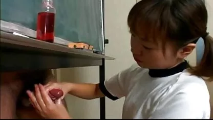 Schoolmeisjes die anale seks hebben met twee gratis amateursexfilms volwassen mannen.