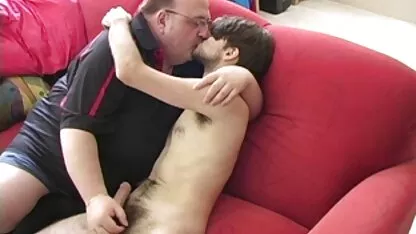 Een de beste sexfilms man neukt een meisje in de hut