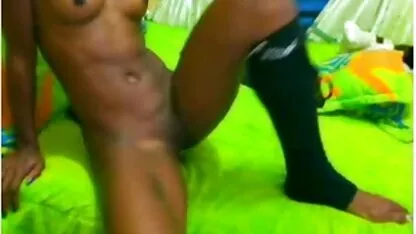 Ervaren man handyman pornofilms neukt een jong meisje