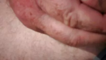 Dapper meisje dat cowgirl probeert te poseren in pornofilmpjes gratis bed met een man