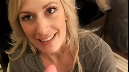 Mensen die Anilingus zachtjes op de kont lange pornofilm van haar minnaar zetten