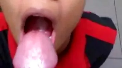 Geile nederlandstalige porno film Gina die haar benen spreidt op de keukentafel.