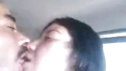 Een volwassen man die online gratis porno een jong meisje slaat.