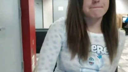Het meisje dat door mannen harde pornofilmpjes wordt begeerd, brengt de extase van de minnaar over.