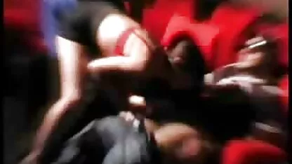 Lesbische warmte in buitenzwembad arabische pornofilms