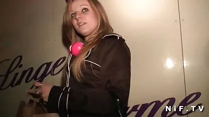 Op de gratis lange pornofilms leren bank