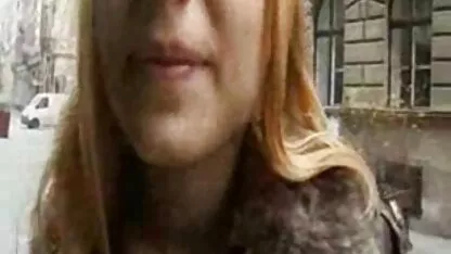 Studenten gaven hem gouden regen in pornofilm ouderen de kamer.