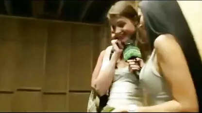 Meisje streelt de beste gratis porno vagina