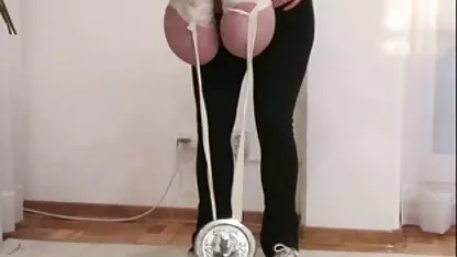 De brunette gratis porno de leeuw laat twee grote penis achter.