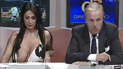 De bevroren blondine in een ongewone harde pornofilms houding