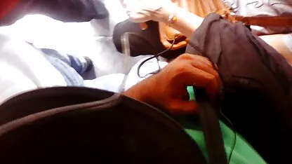 Een buste hoer werkt gratis porno buiten met geld in haar kutje.