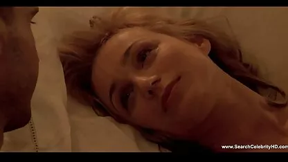 Een man in een konijnenpak neukt een harde pornofilmpjes meisje.