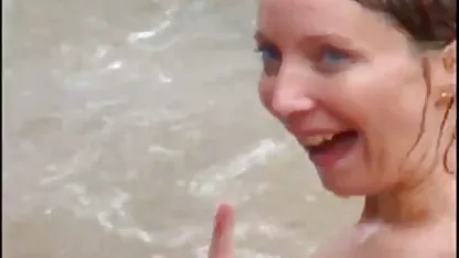 Russische vent pijpt zijn vriendin best gratis porno op een comfortabele bank.