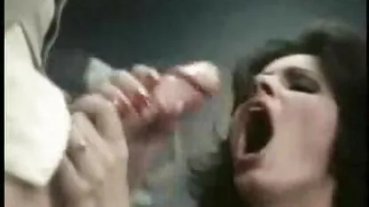 Neukt twee hete meiden porno film gratis kijken in een cirkel