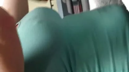 Jong meisje vraagt om seks pornofilmskijken
