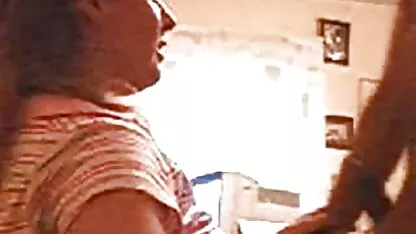 Tevreden lesbische porno films met haar vriend na een heerlijk diner