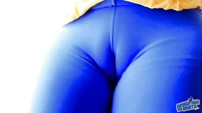 Schoonheid gooit tong en pornofilm ouderen voeten
